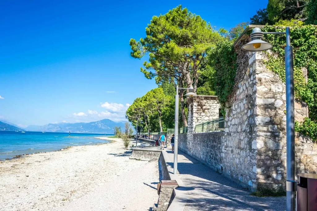 Sirmione ist eine Gemeinde in der italienischen Provinz Brescia in der Lombardei. Das historische Zentrum liegt auf der Halbinsel im Gardasee.